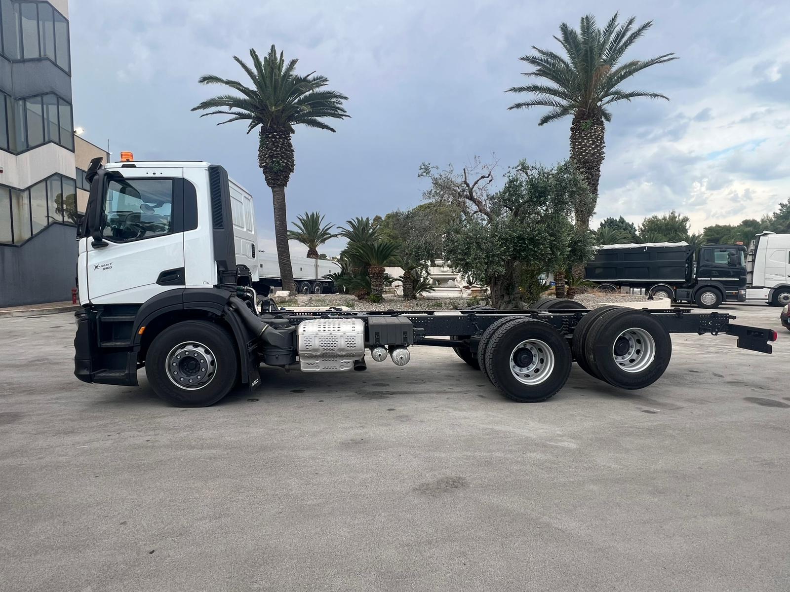 IVECO X-WAY 6X4 NUOVO DA IMM. CON SCARRABILE + GRU CON POLIPO CARICATORE