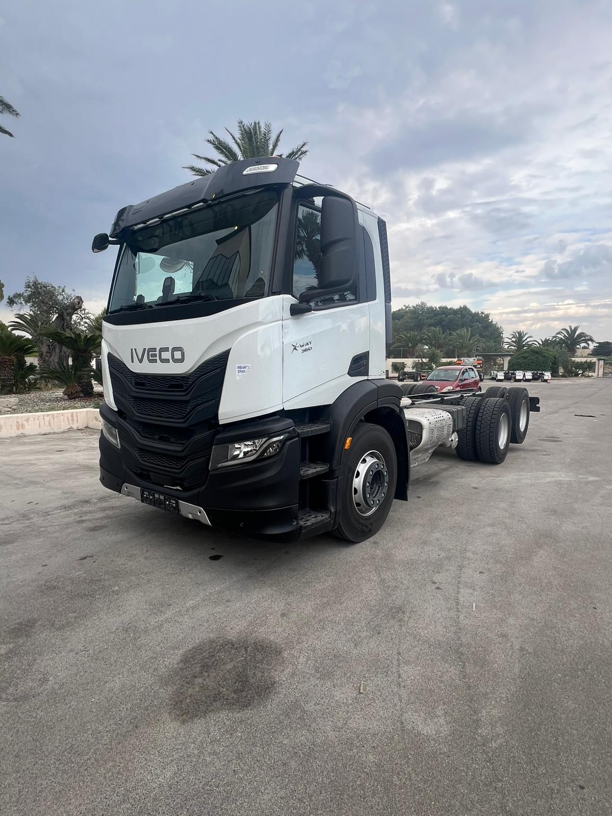 IVECO X-WAY 6X4 NUOVO DA IMM. CON SCARRABILE + GRU CON POLIPO CARICATORE