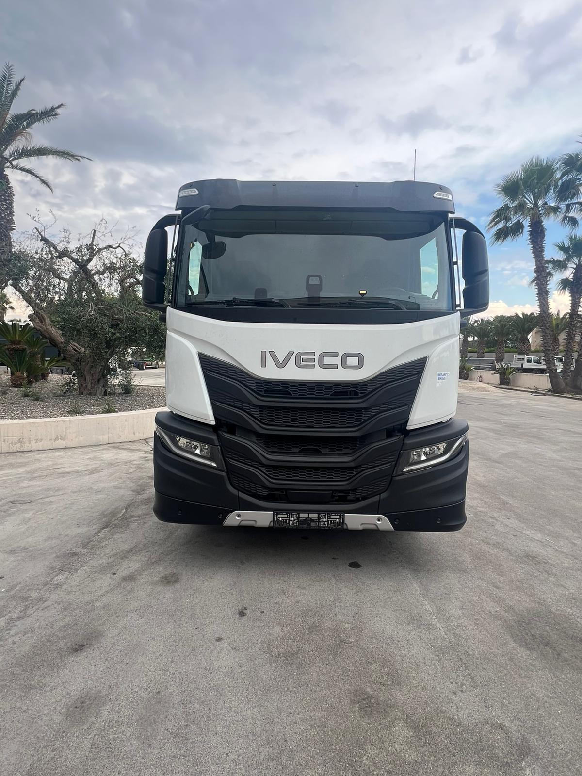 IVECO X-WAY 6X4 NUOVO DA IMM. CON SCARRABILE + GRU CON POLIPO CARICATORE
