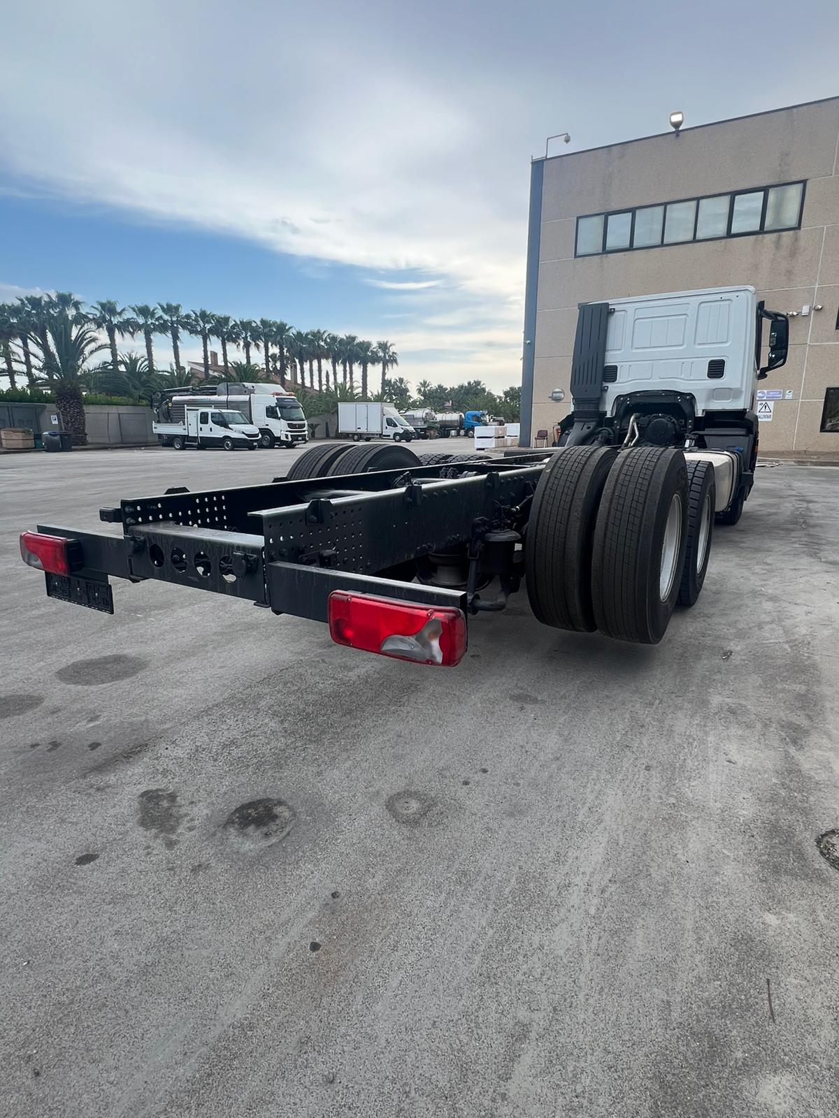 IVECO X-WAY 6X4 NUOVO DA IMM. CON SCARRABILE + GRU CON POLIPO CARICATORE