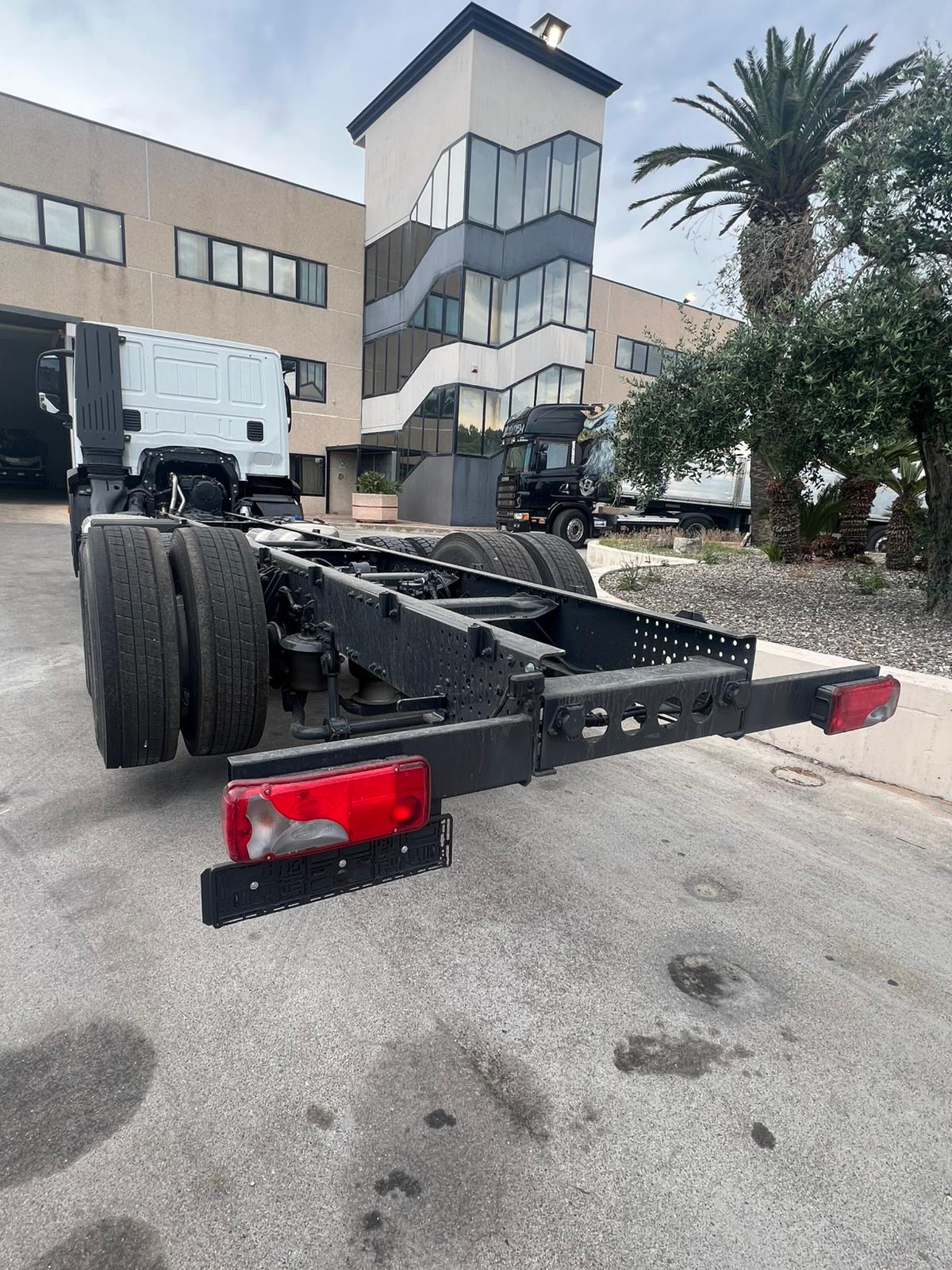 IVECO X-WAY 6X4 NUOVO DA IMM. CON SCARRABILE + GRU CON POLIPO CARICATORE