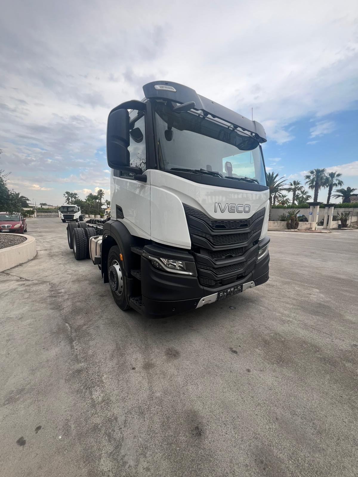 IVECO X-WAY 6X4 NUOVO DA IMM. CON SCARRABILE + GRU CON POLIPO CARICATORE