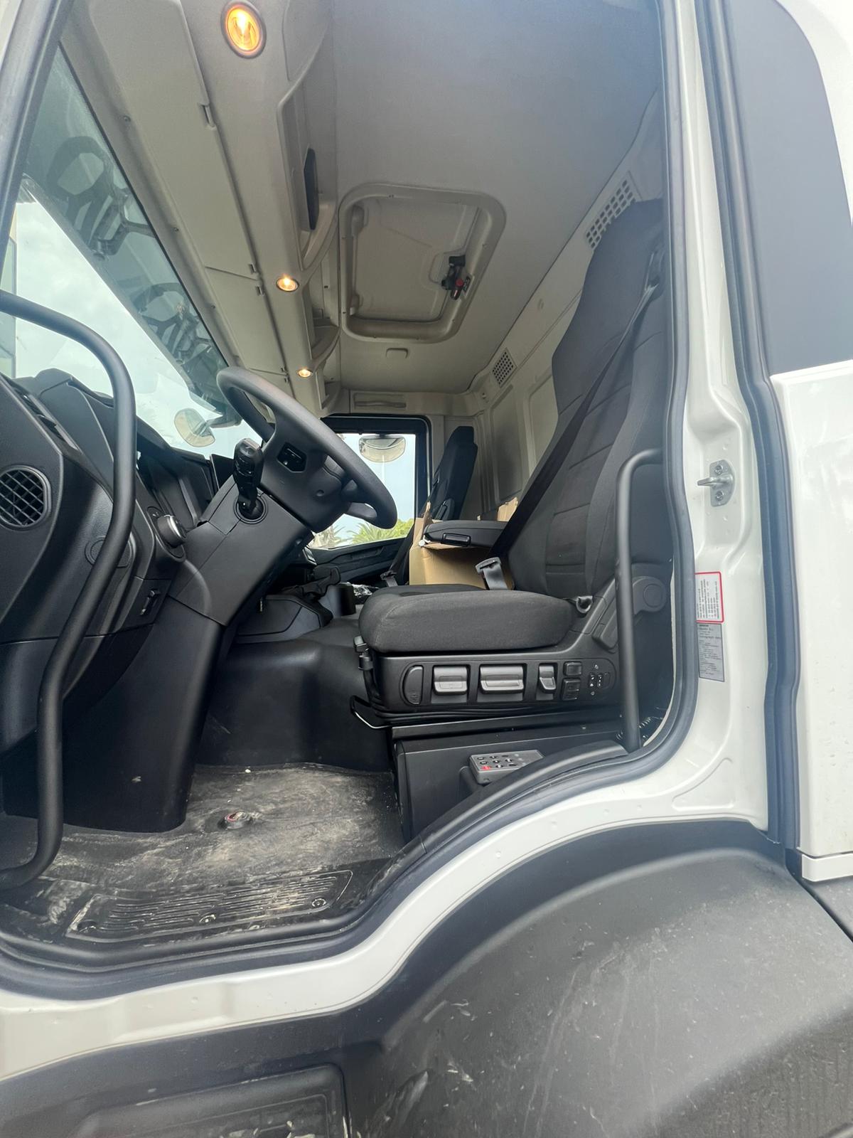 IVECO X-WAY 6X4 NUOVO DA IMM. CON SCARRABILE + GRU CON POLIPO CARICATORE