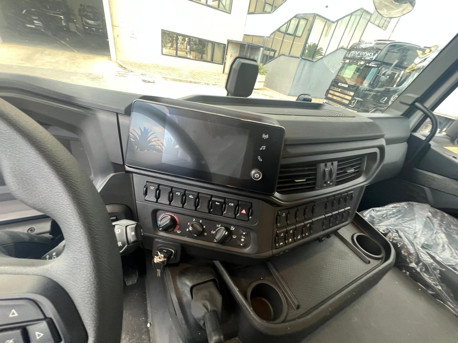 IVECO X-WAY 6X4 NUOVO DA IMM. CON SCARRABILE + GRU CON POLIPO CARICATORE