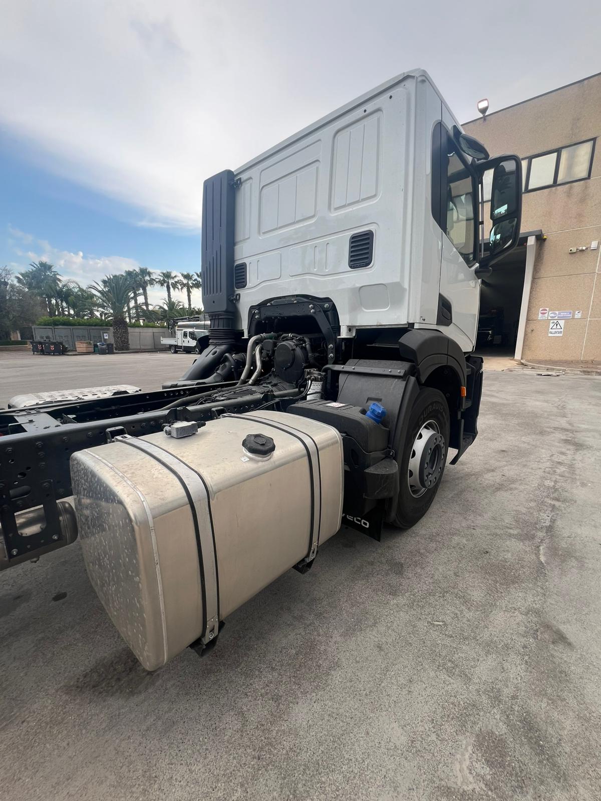 IVECO X-WAY 6X4 NUOVO DA IMM. CON SCARRABILE + GRU CON POLIPO CARICATORE