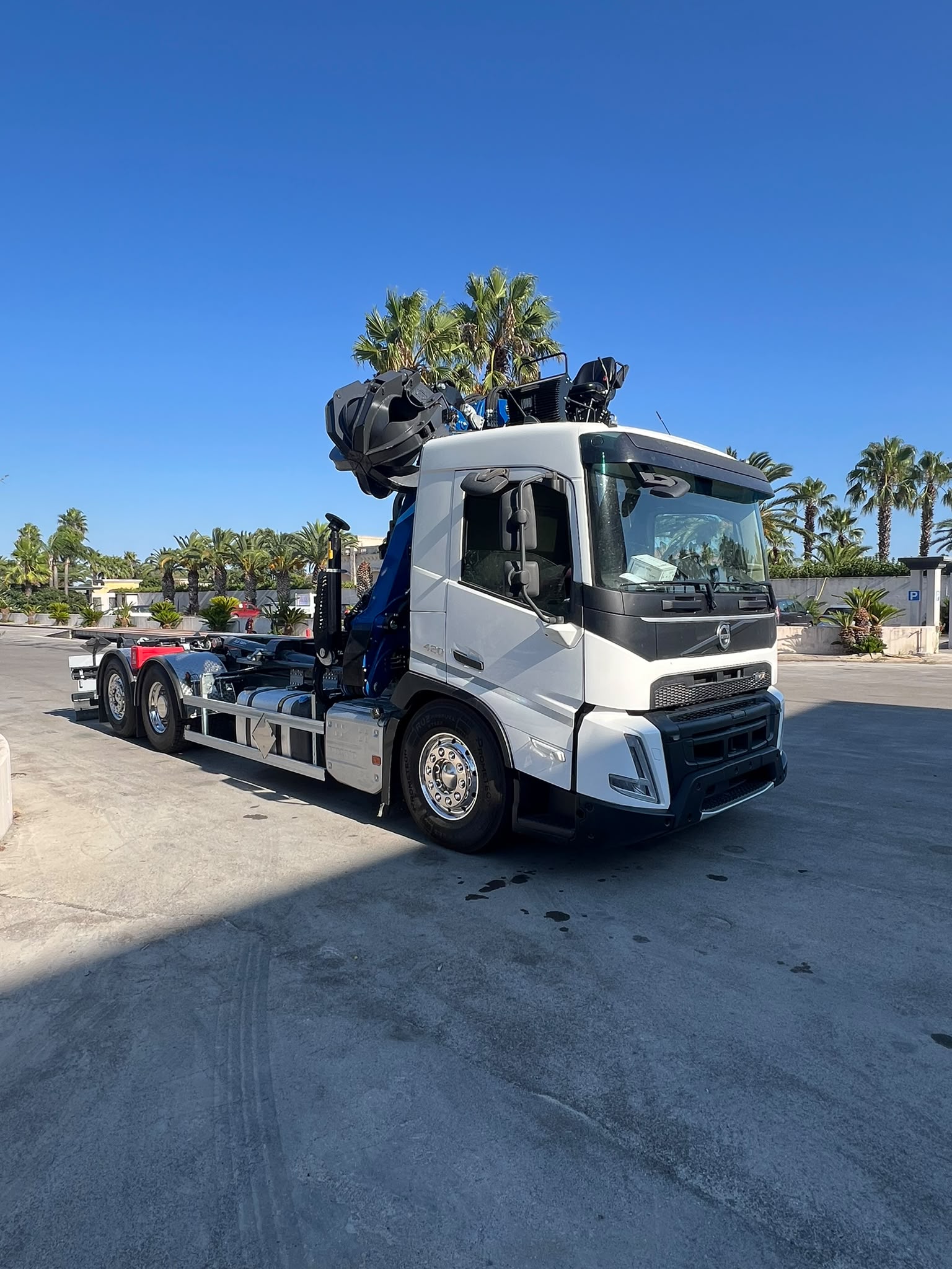 VOLVO FMX420 EURO 6 SCARRABILE + GRU RETROCABINA  BOB SPA BOB SPA