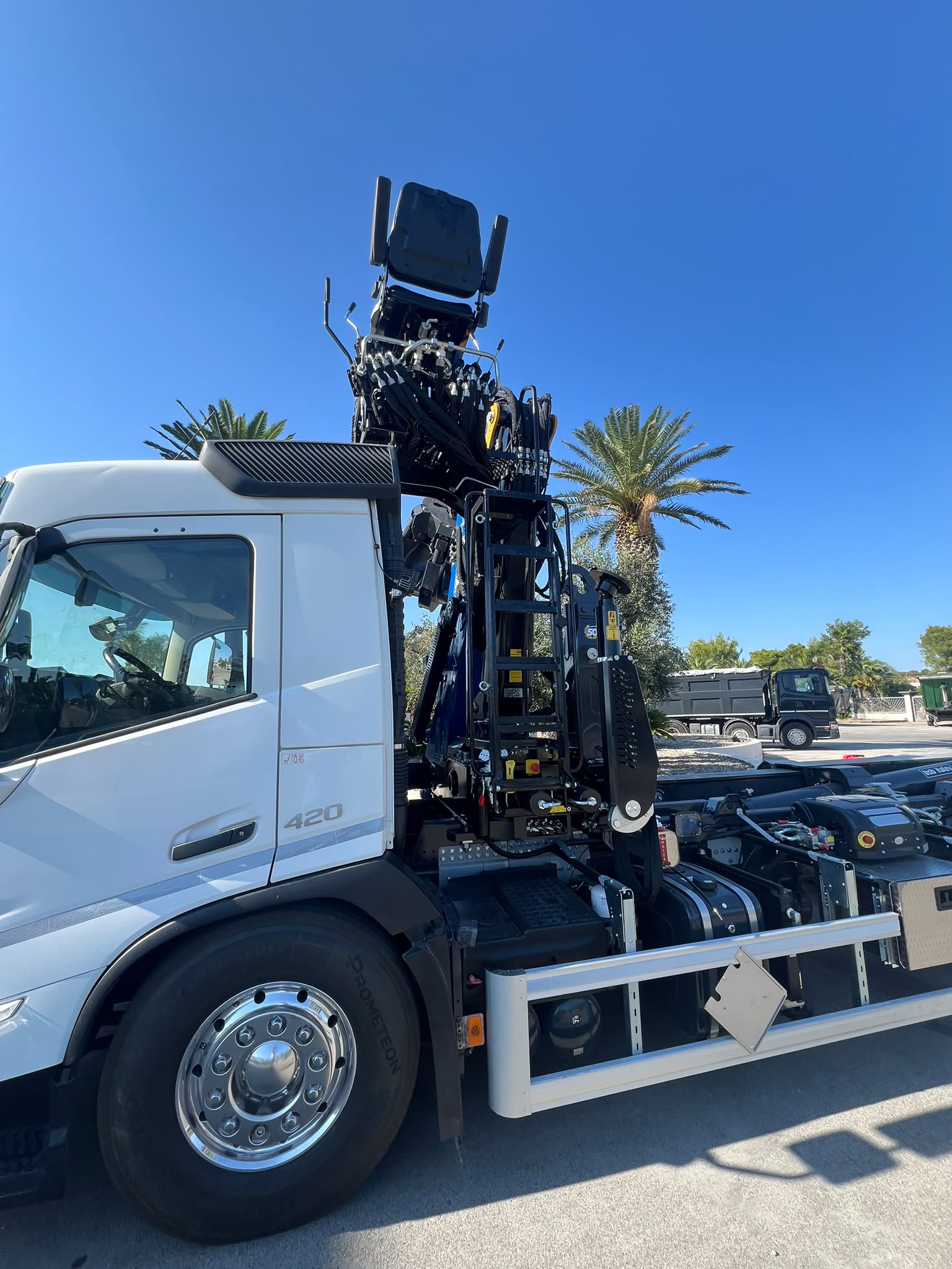 VOLVO FMX420 EURO 6 SCARRABILE + GRU RETROCABINA  BOB SPA BOB SPA