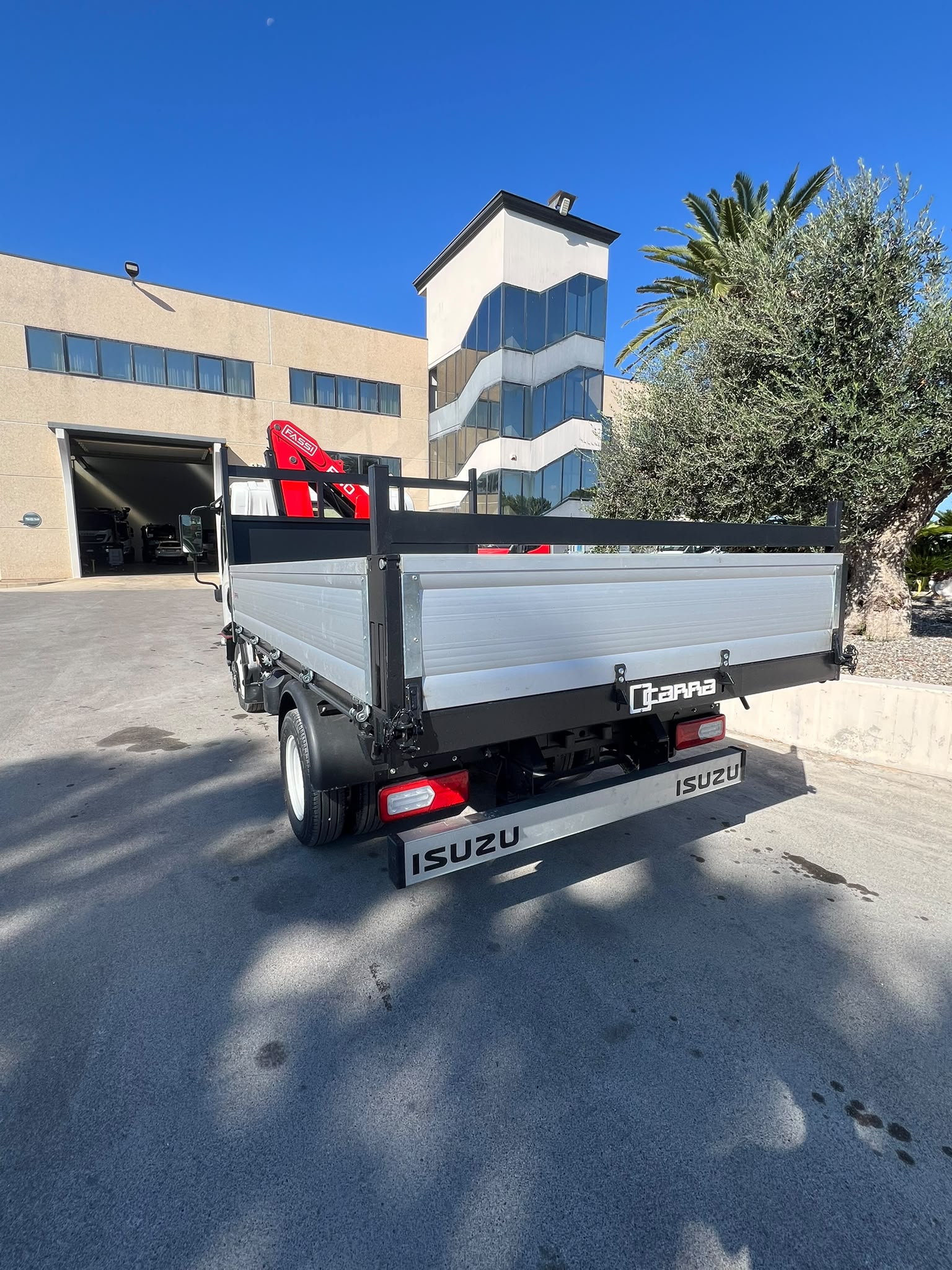 ISUZU M27 35 Q.LI NUOVO DA IMM. CON GRU FASSI F40 NUOVA DI FABBRICA