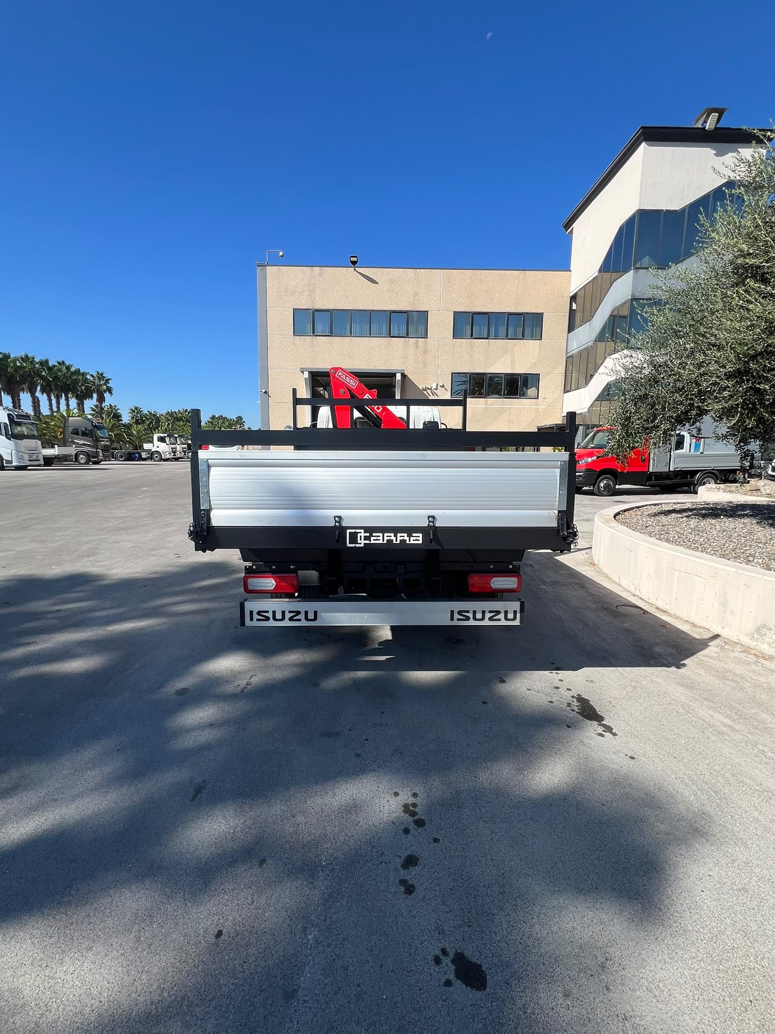 ISUZU M27 35 Q.LI NUOVO DA IMM. CON GRU FASSI F40 NUOVA DI FABBRICA