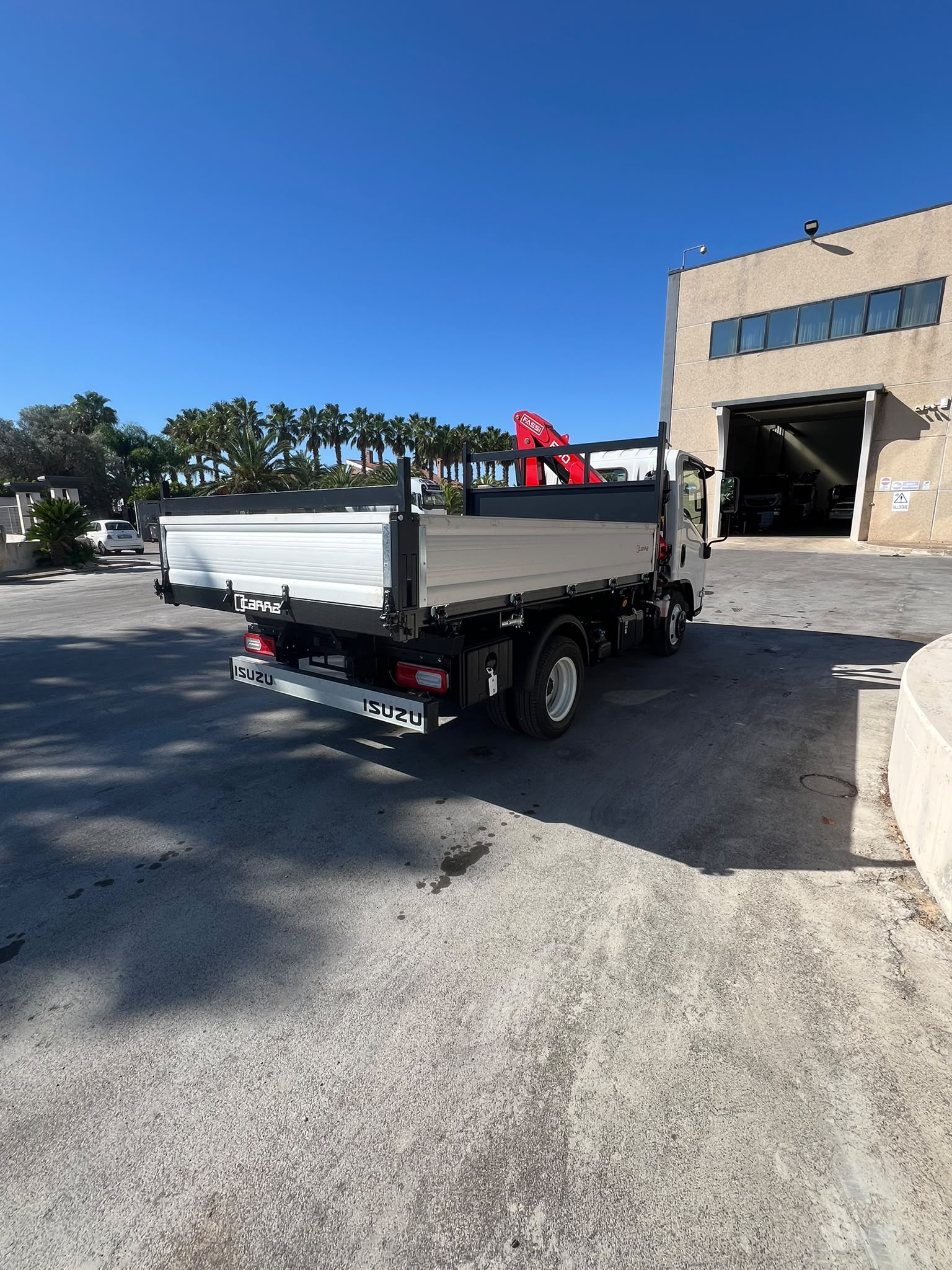 ISUZU M27 35 Q.LI NUOVO DA IMM. CON GRU FASSI F40 NUOVA DI FABBRICA