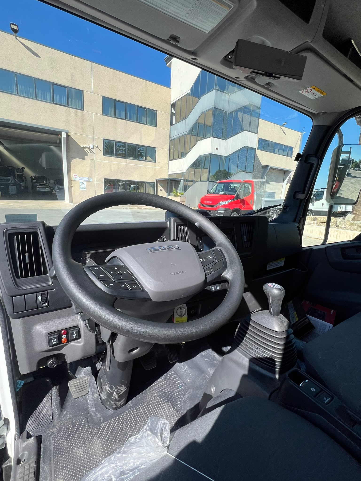 ISUZU M27 35 Q.LI NUOVO DA IMM. CON GRU FASSI F40 NUOVA DI FABBRICA