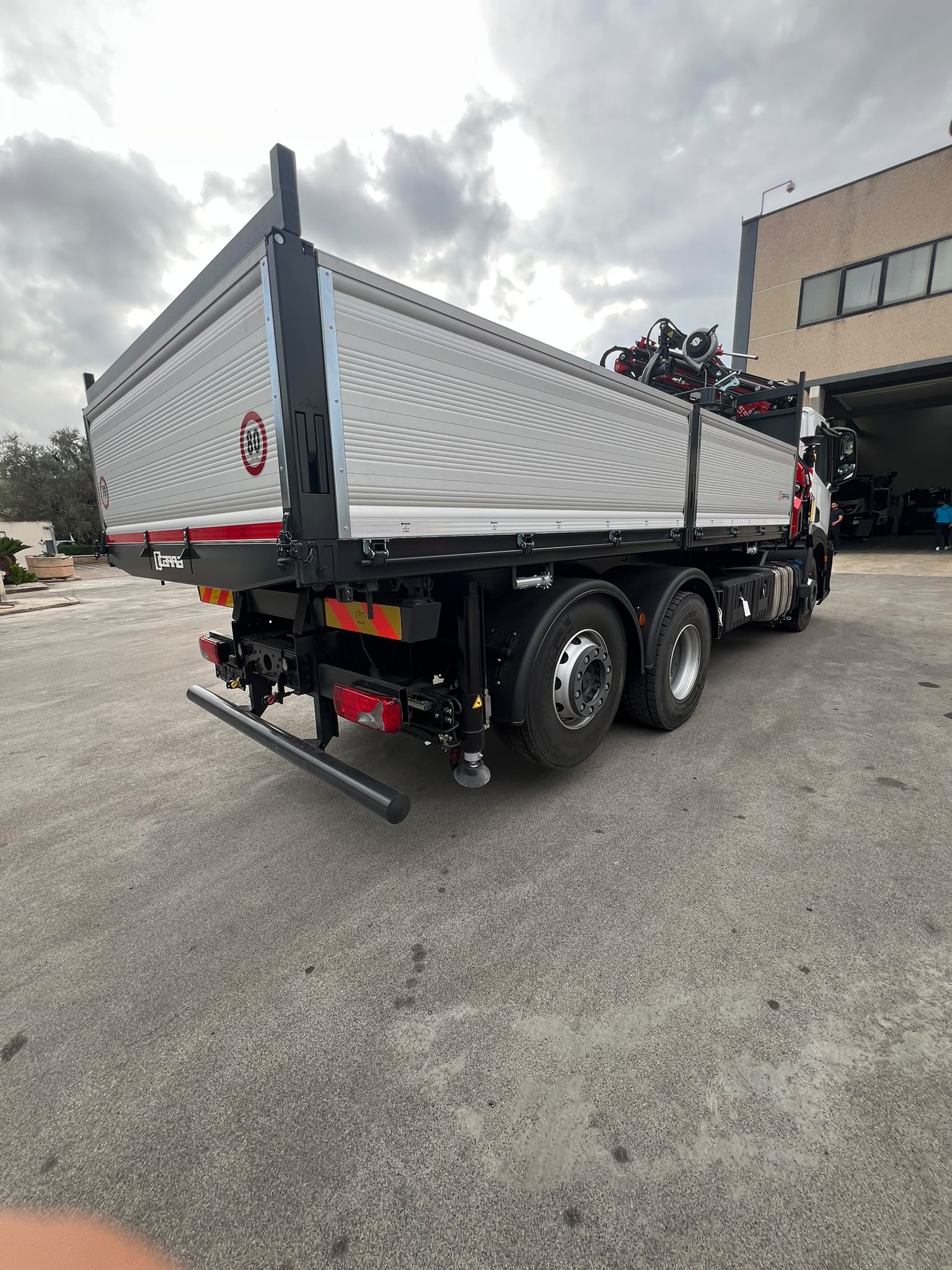 IVECO X-WAY 400 6X2 2026 KM 0 GRU FASSI 255