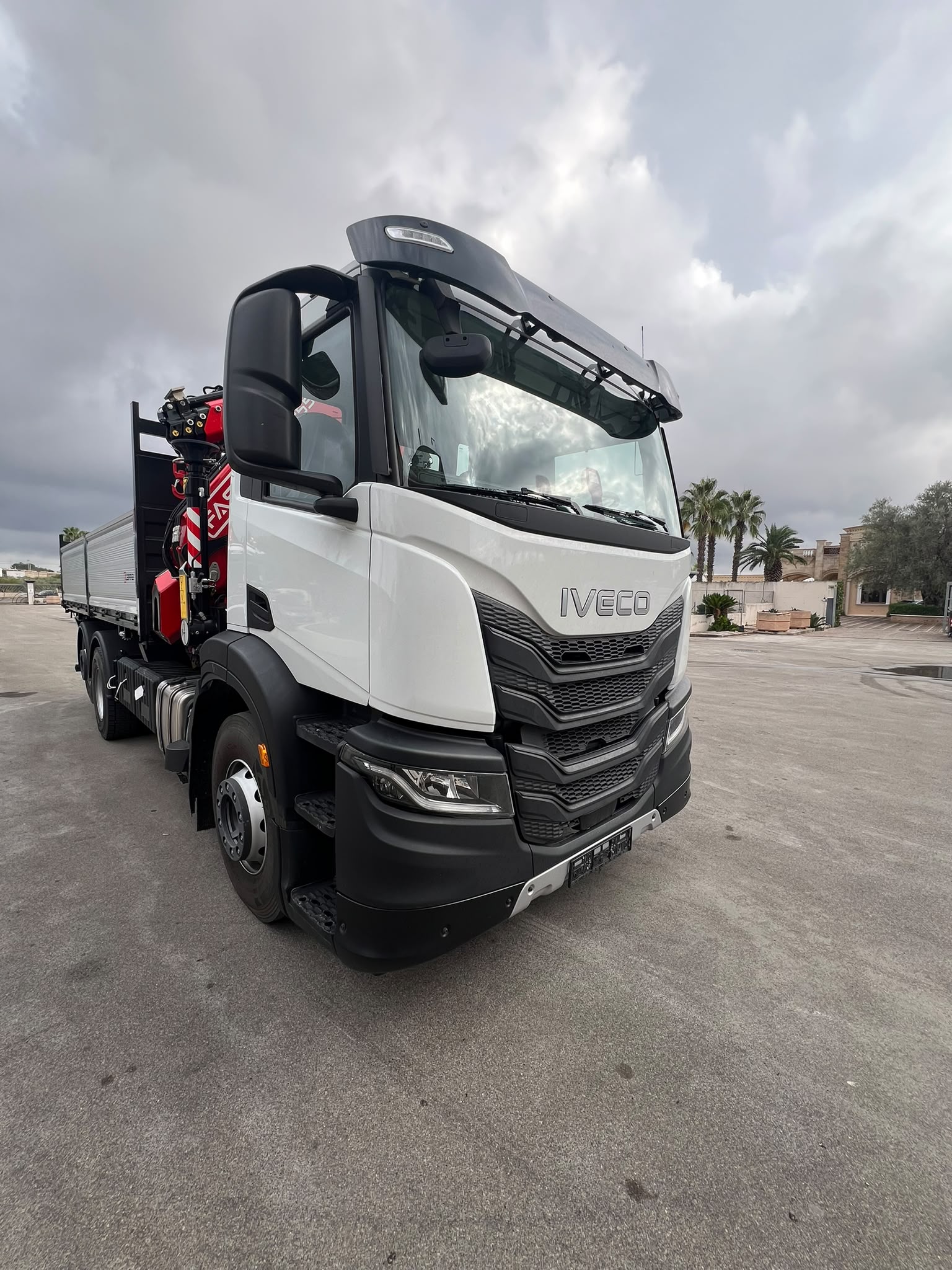 IVECO X-WAY 400 6X2 2026 KM 0 GRU FASSI 255