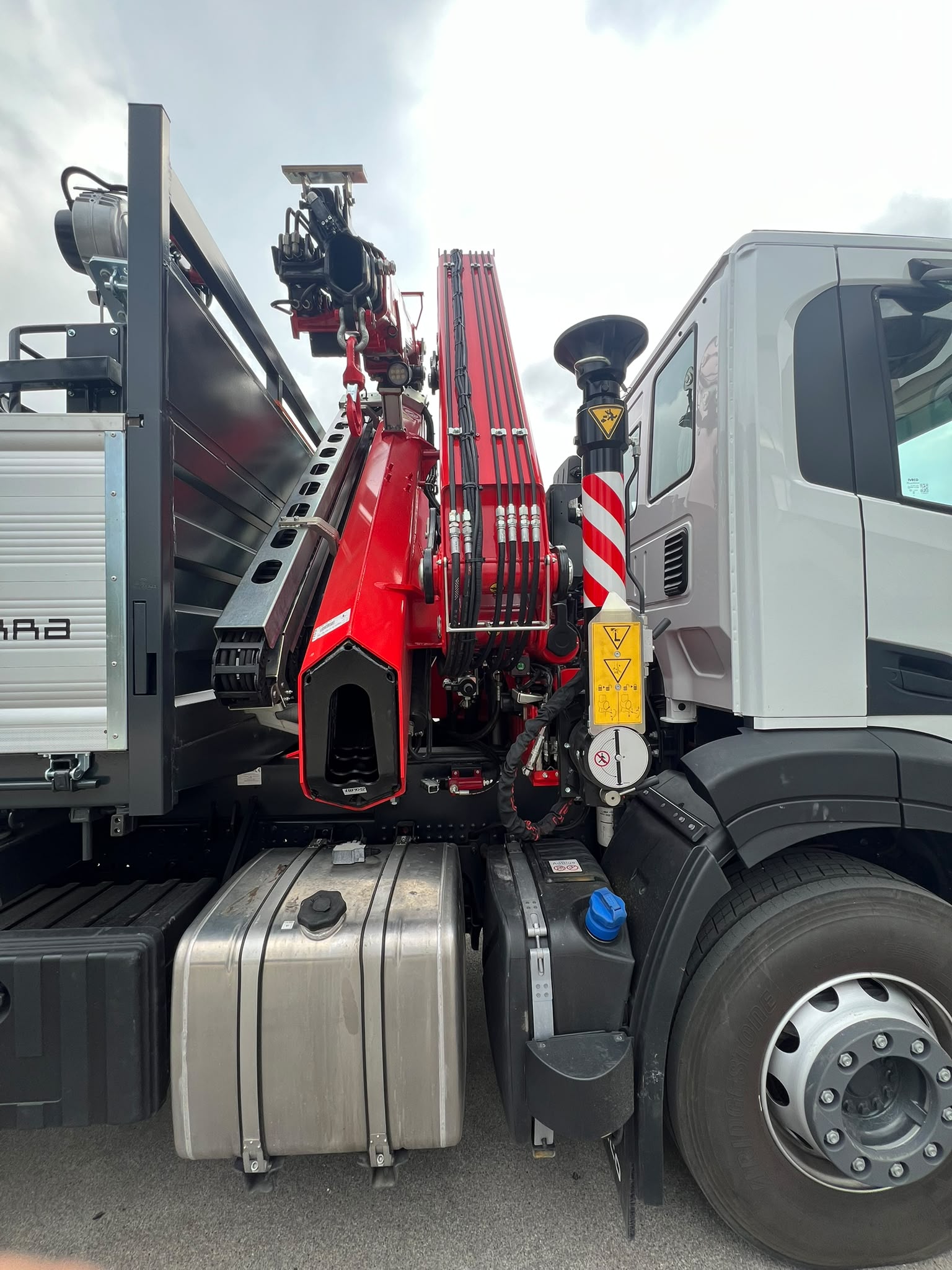 IVECO X-WAY 400 6X2 2026 KM 0 GRU FASSI 255