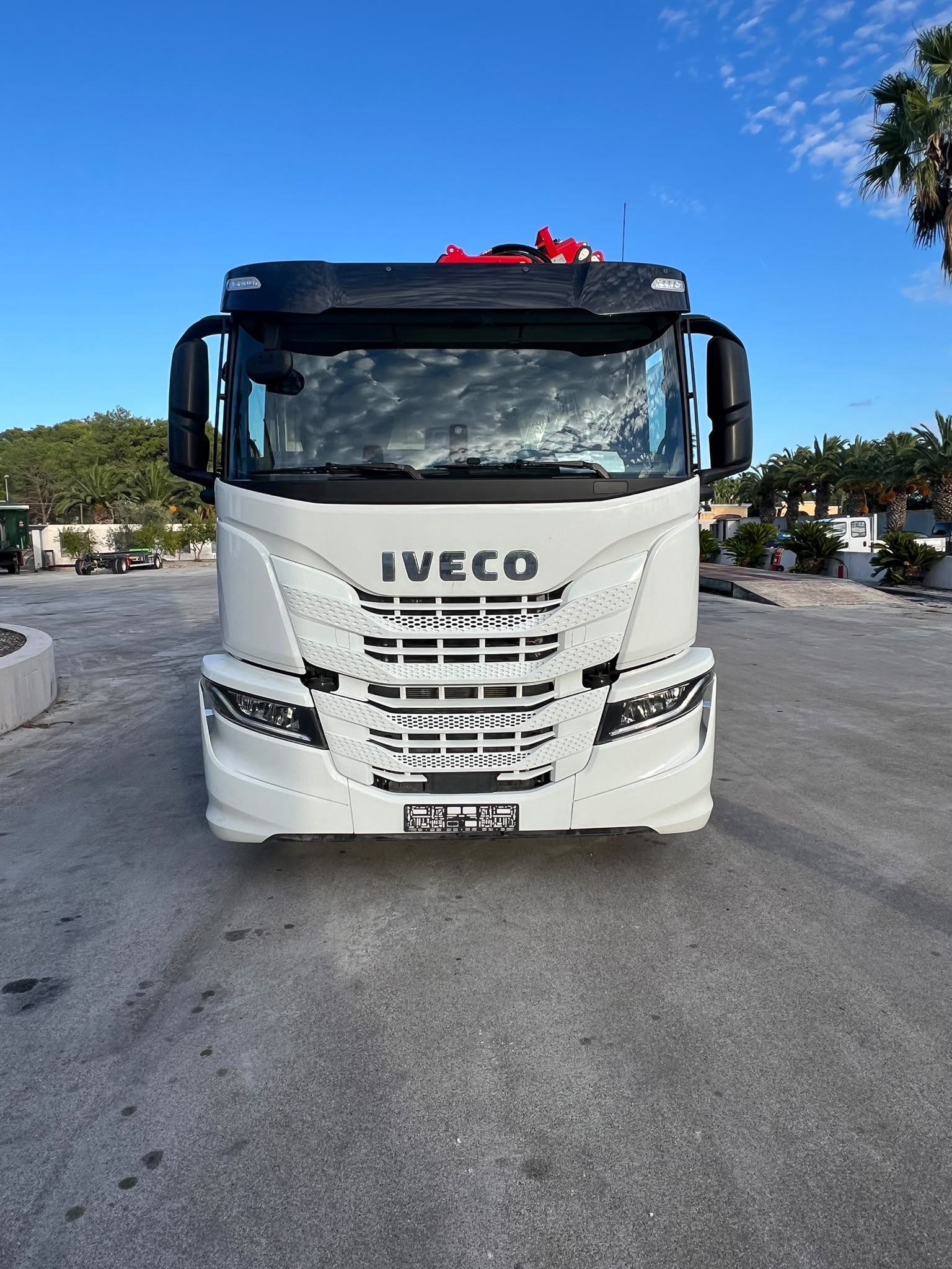 IVECO S-WAY 340 IMMATRICOLATO 2026 CON GRU FASSI 255 NUOVA