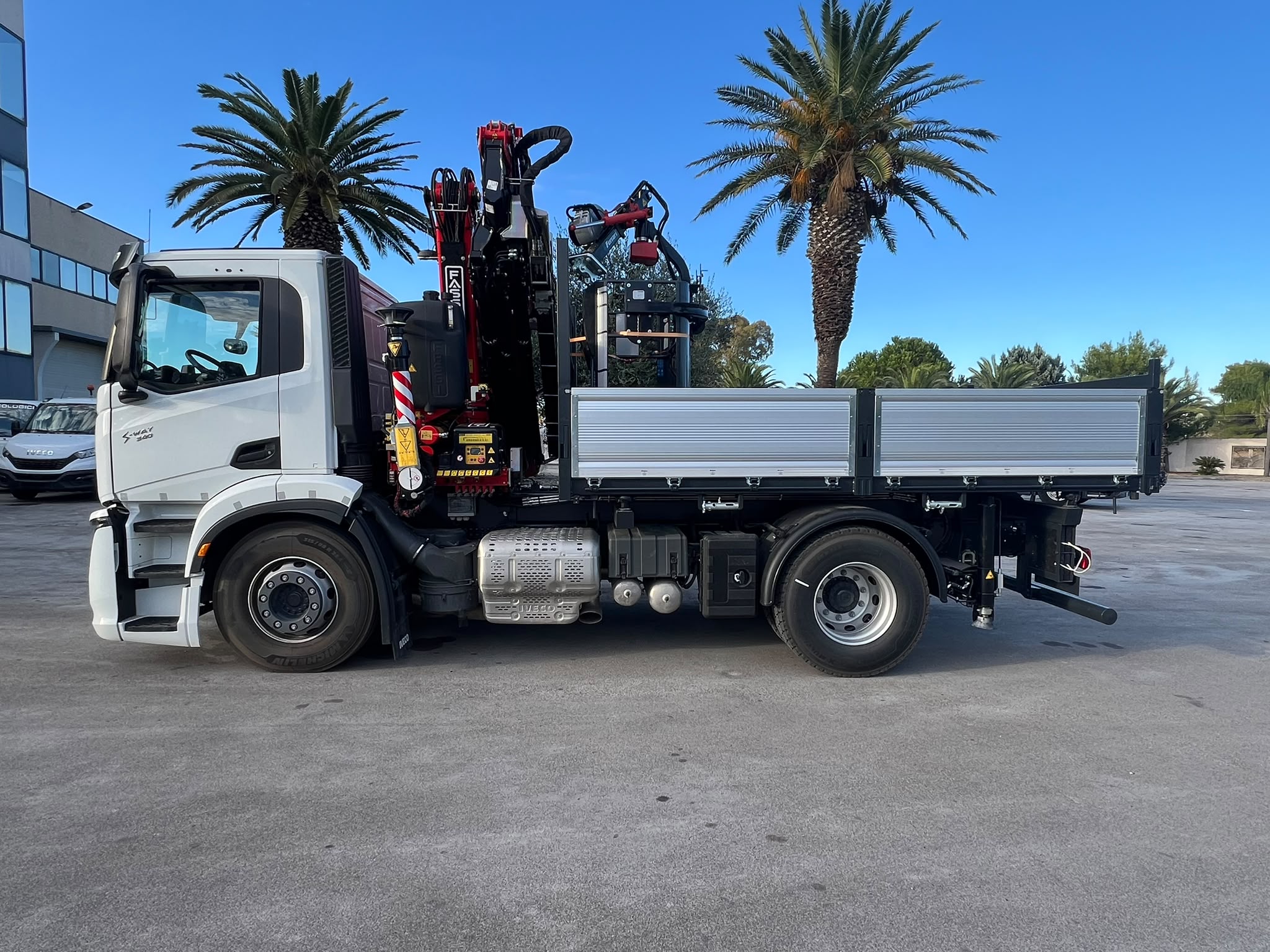 IVECO S-WAY 340 IMMATRICOLATO 2026 CON GRU FASSI 255 NUOVA