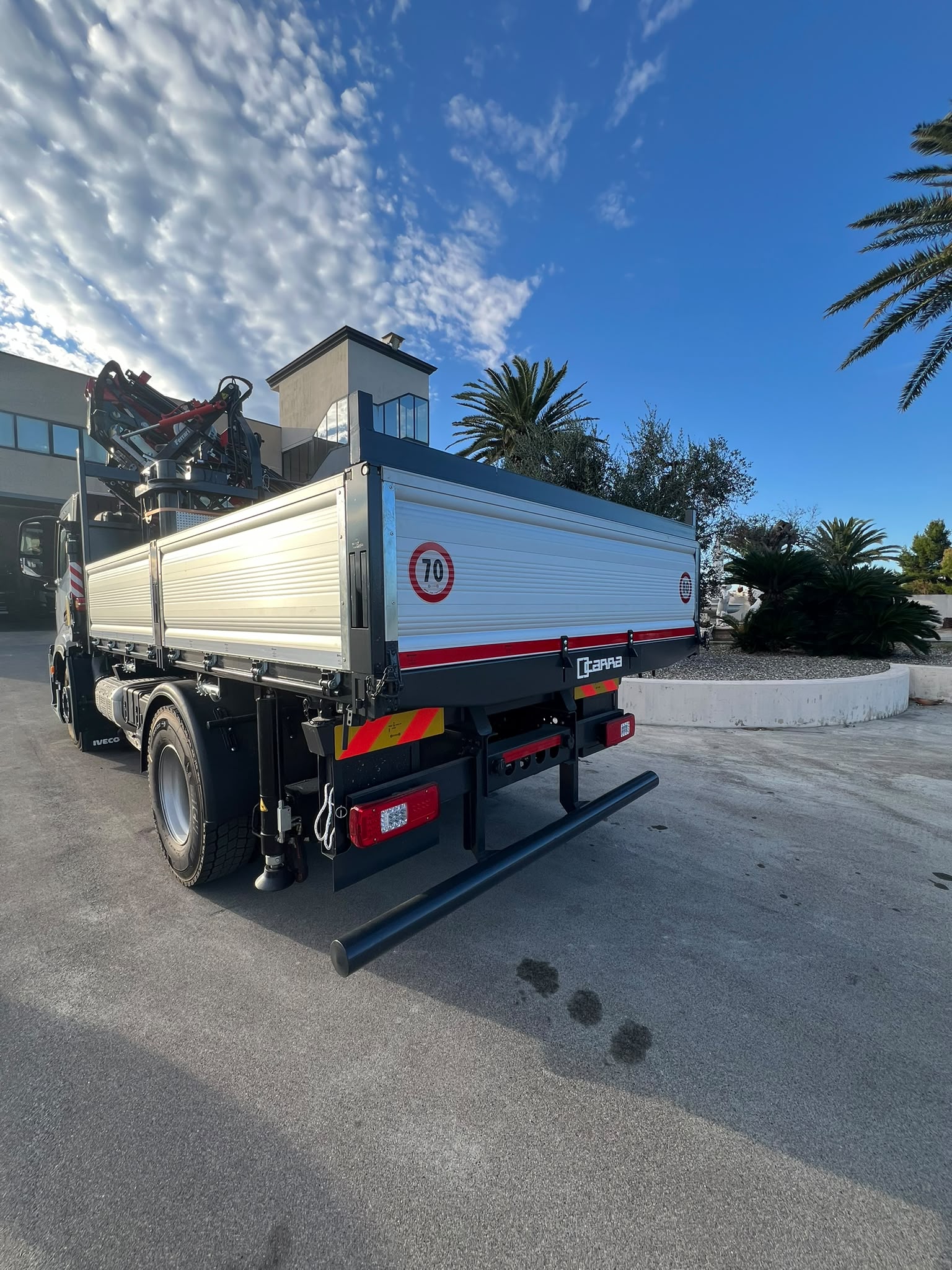 IVECO S-WAY 340 IMMATRICOLATO 2026 CON GRU FASSI 255 NUOVA