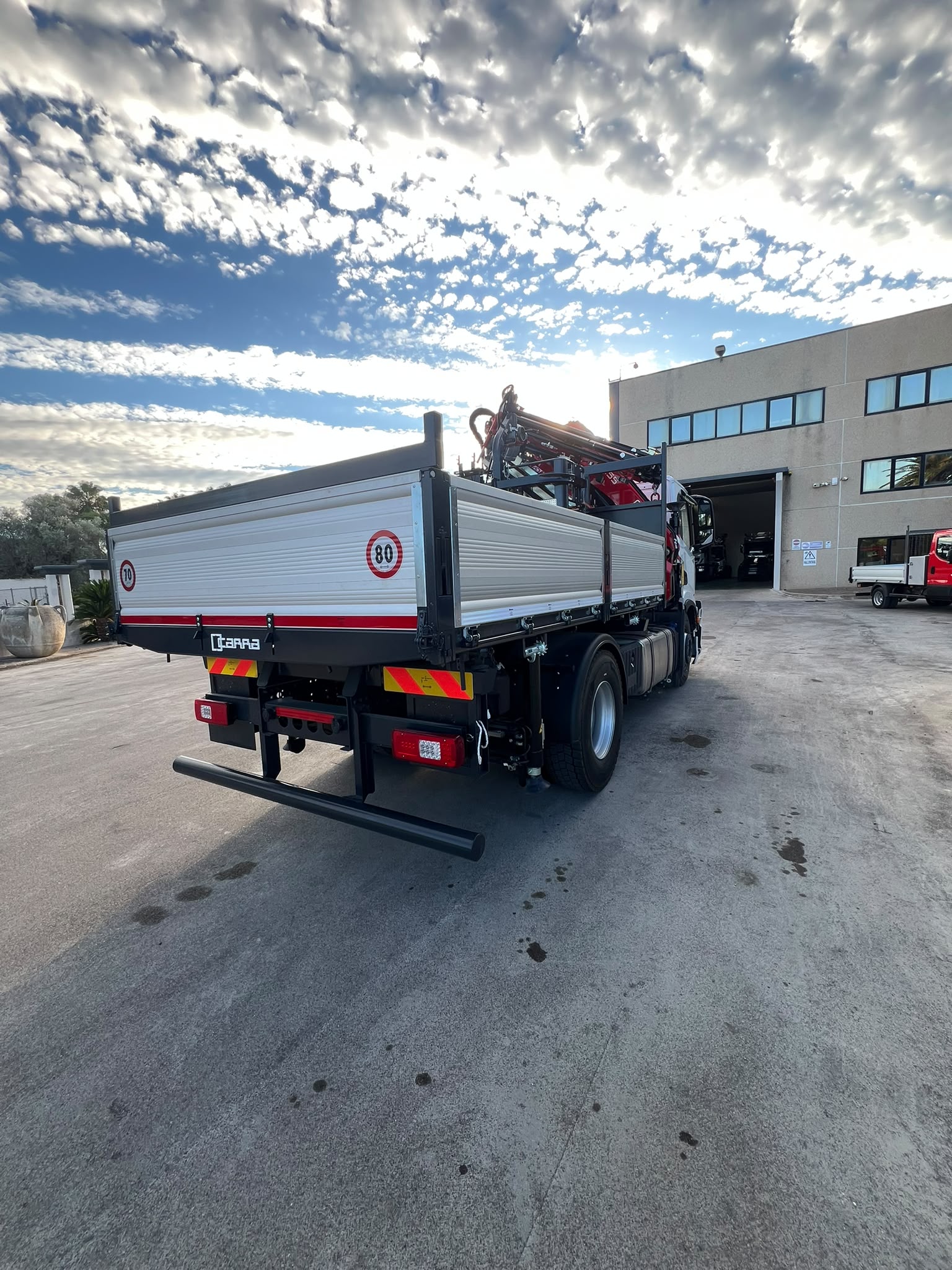 IVECO S-WAY 340 IMMATRICOLATO 2026 CON GRU FASSI 255 NUOVA