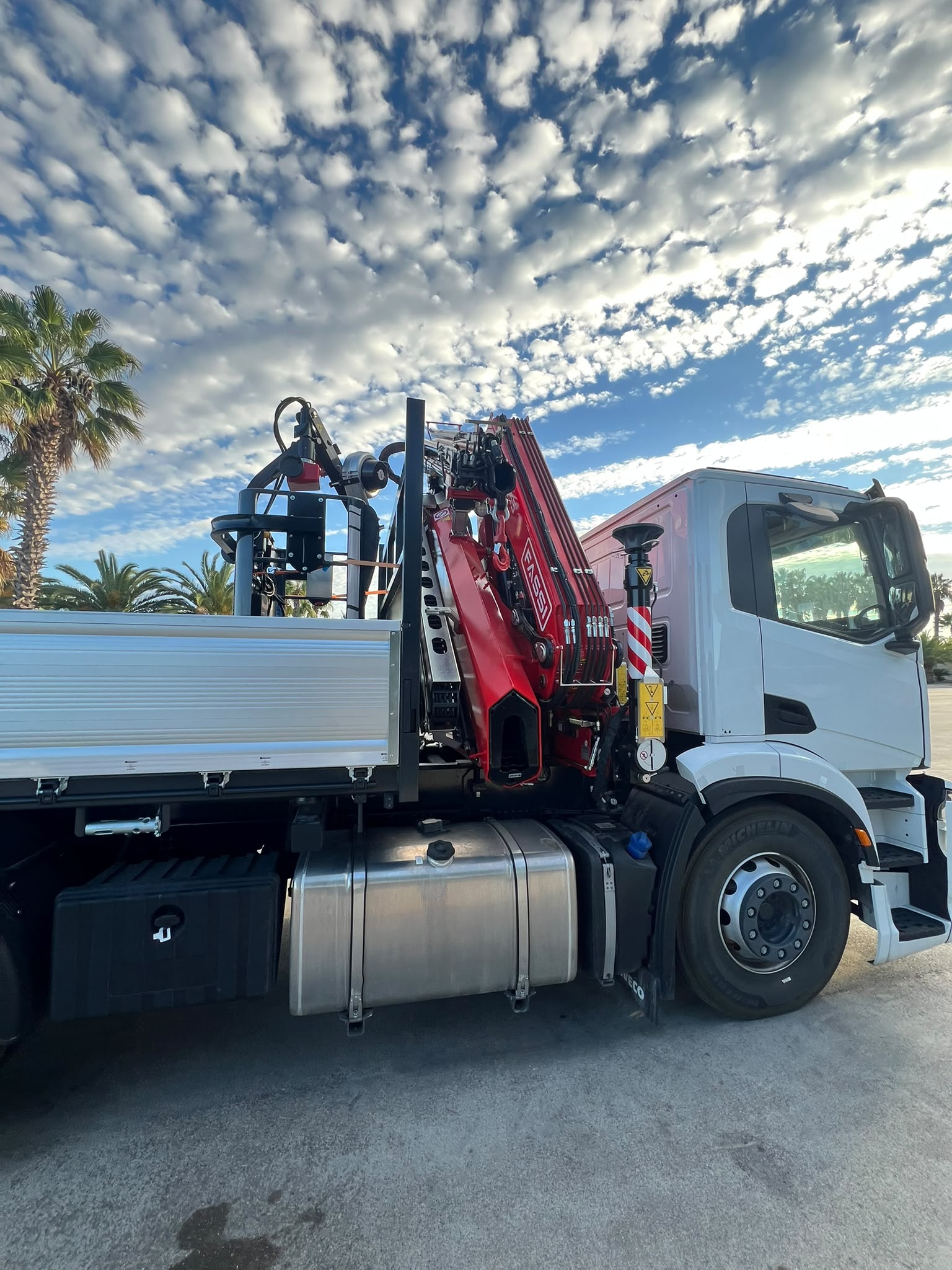 IVECO S-WAY 340 IMMATRICOLATO 2026 CON GRU FASSI 255 NUOVA