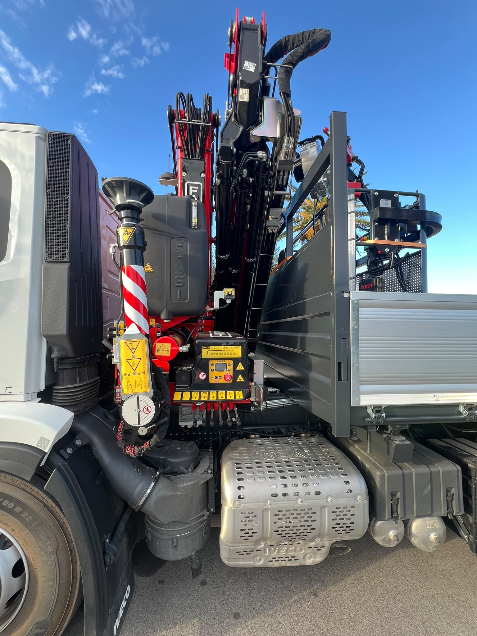 IVECO S-WAY 340 IMMATRICOLATO 2026 CON GRU FASSI 255 NUOVA