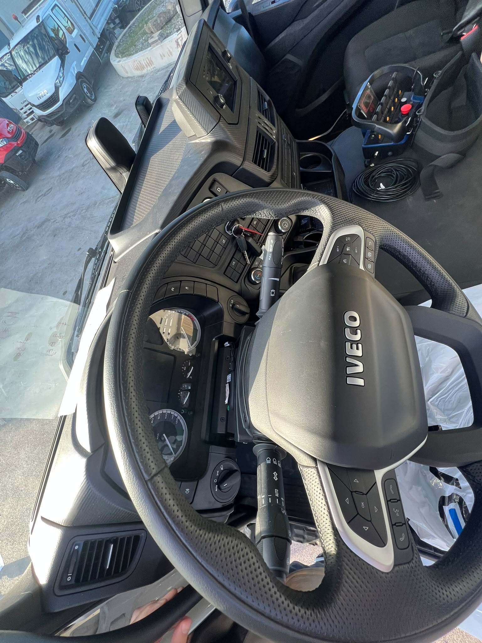 IVECO S-WAY 340 IMMATRICOLATO 2026 CON GRU FASSI 255 NUOVA