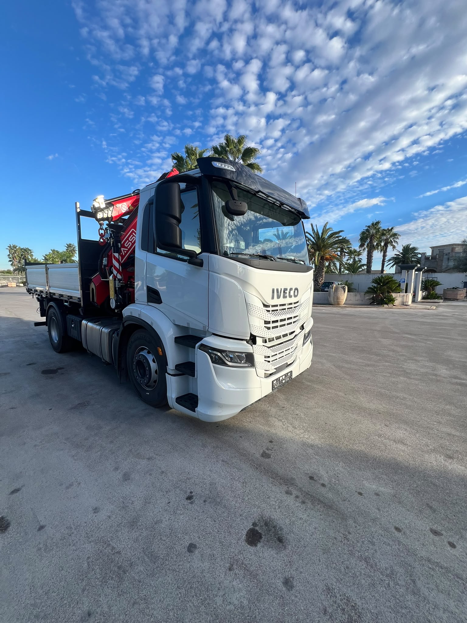 IVECO S-WAY 340 IMMATRICOLATO 2026 CON GRU FASSI 255 NUOVA