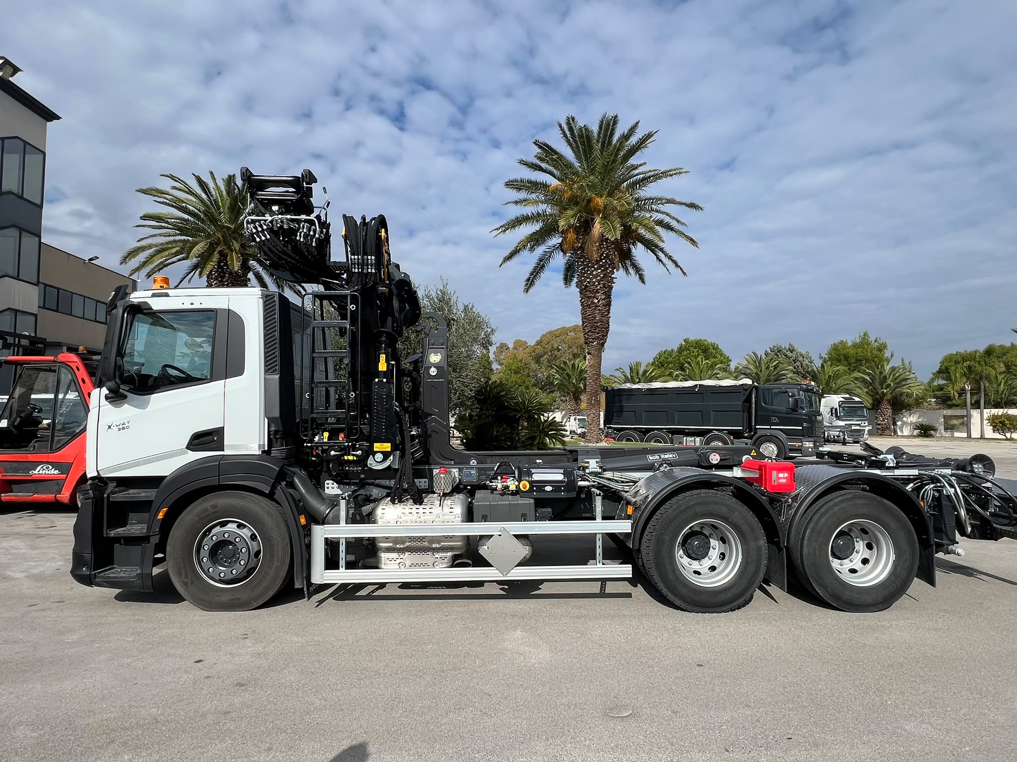 IVECO X-WAY 6X4 IMM. 2026 . CON SCARRABILE + GRU NUOVA DI FABBRICA