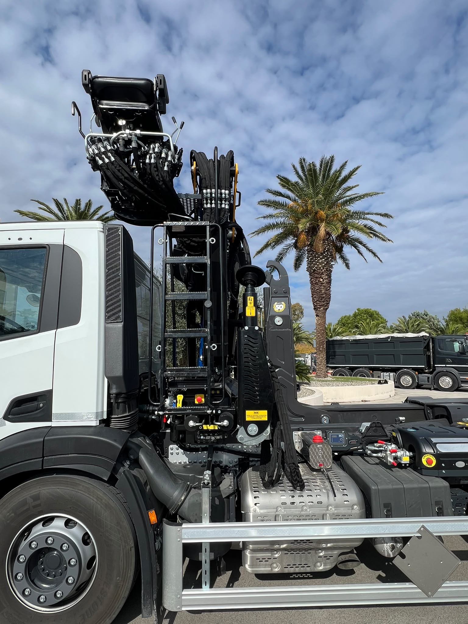 IVECO X-WAY 6X4 IMM. 2026 . CON SCARRABILE + GRU NUOVA DI FABBRICA