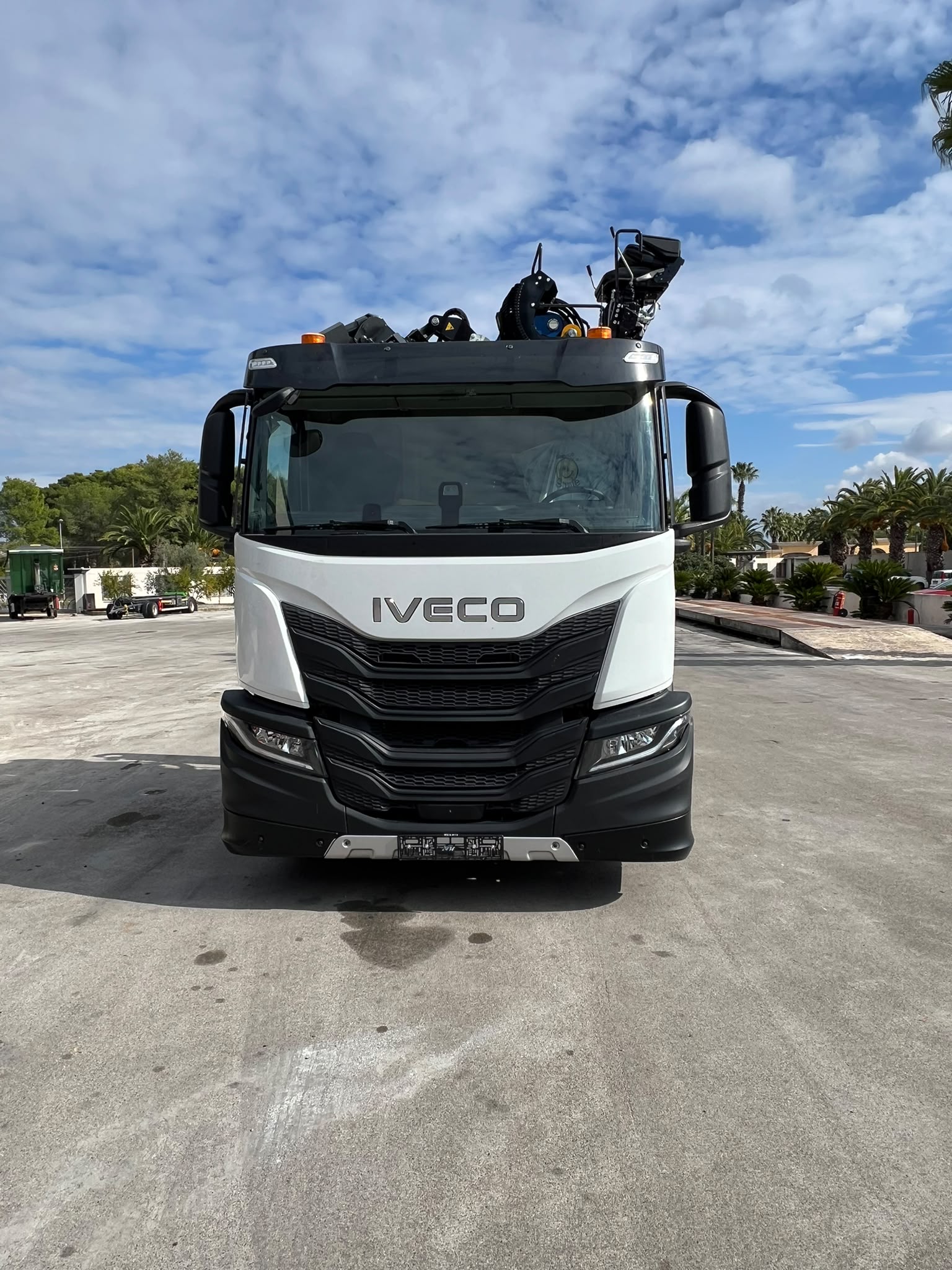 IVECO X-WAY 6X4 IMM. 2026 . CON SCARRABILE + GRU NUOVA DI FABBRICA