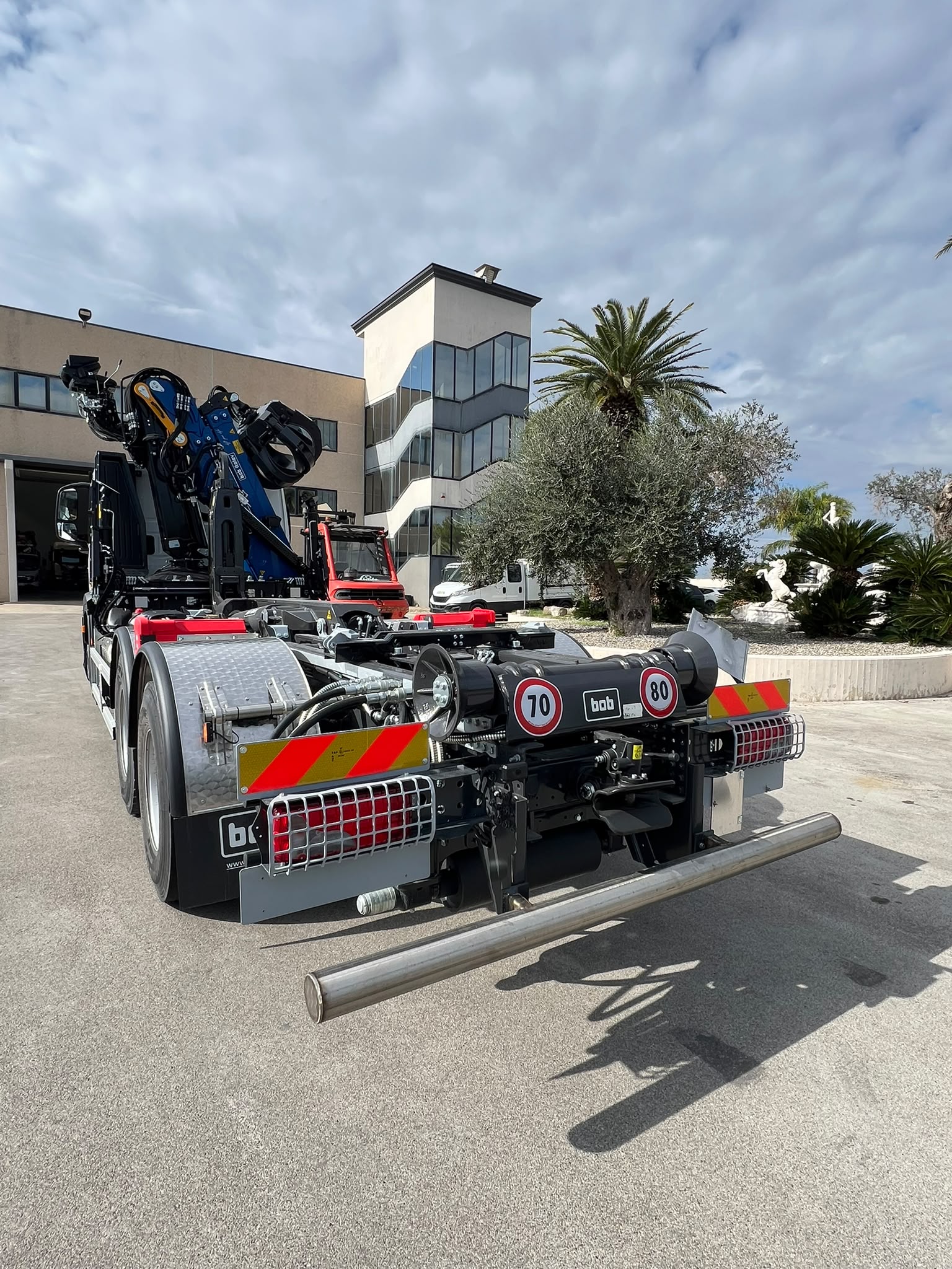 IVECO X-WAY 6X4 IMM. 2026 . CON SCARRABILE + GRU NUOVA DI FABBRICA