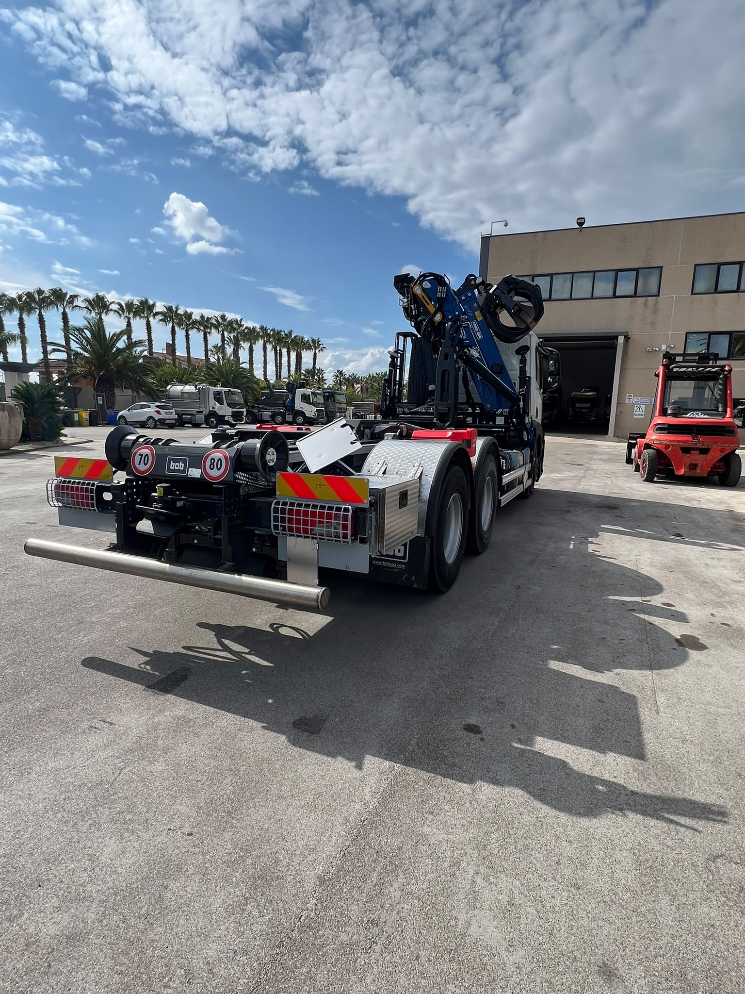 IVECO X-WAY 6X4 IMM. 2026 . CON SCARRABILE + GRU NUOVA DI FABBRICA