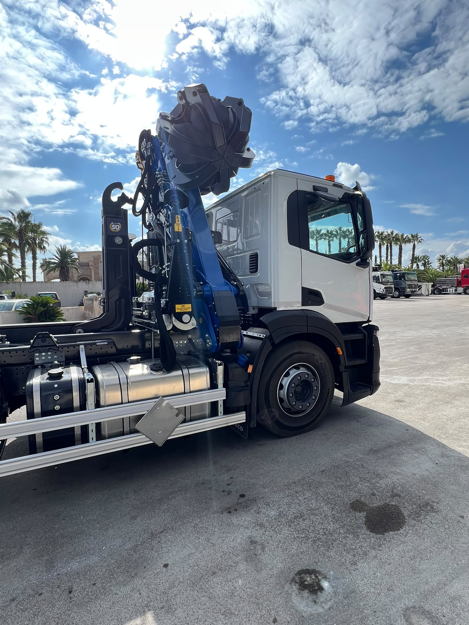 IVECO X-WAY 6X4 IMM. 2026 . CON SCARRABILE + GRU NUOVA DI FABBRICA