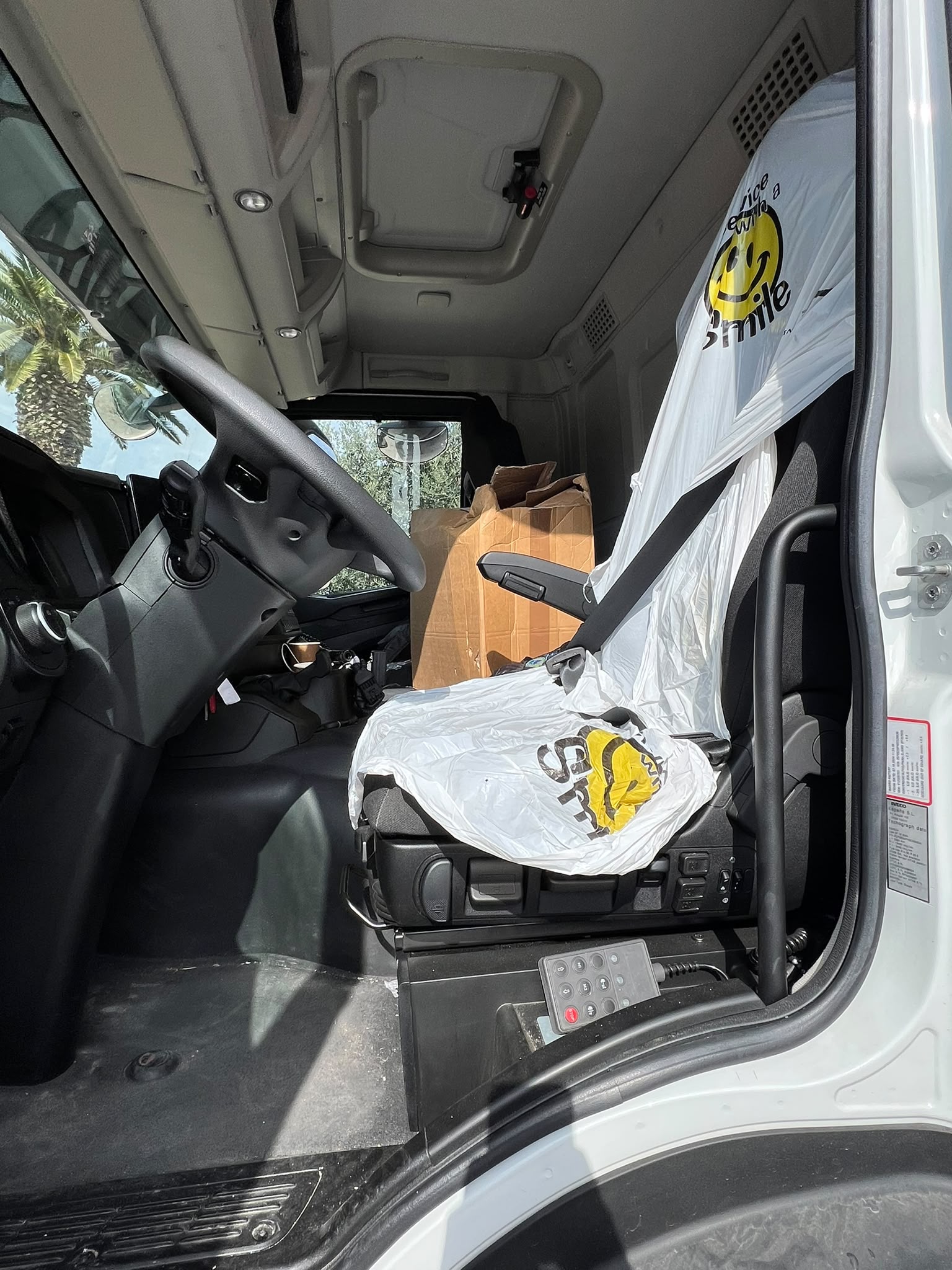 IVECO X-WAY 6X4 IMM. 2026 . CON SCARRABILE + GRU NUOVA DI FABBRICA