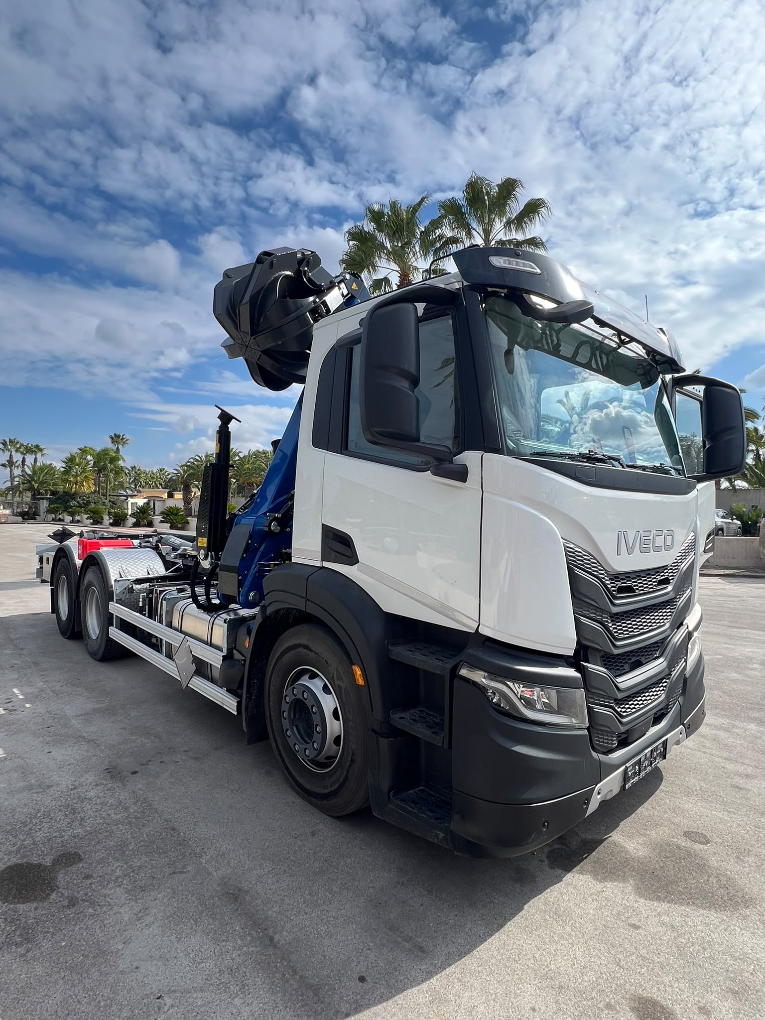 IVECO X-WAY 6X4 IMM. 2026 . CON SCARRABILE + GRU NUOVA DI FABBRICA